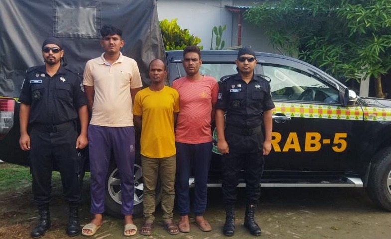 চাঁপাইনবাবগঞ্জের কূখ্যাত কিশোর গ্যাং লিডার ককটেল রাব্বি  র‌্যাবের হাতে দু’সহযোগিসহ গোদাগাড়ী থেকে গ্র